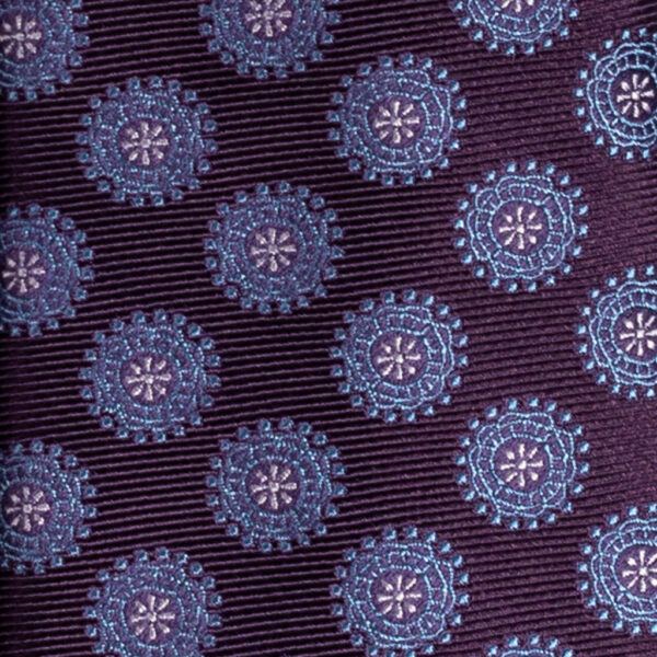 Cravatta viola maxi fantasia floreale celeste in seta jacquard sette pieghe realizzata a mano in Italia. Cravatta viola maxi fantasia celeste sette pieghe