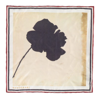 Elegante fazzoletto da taschino in seta orlata a mano raffigurante una rosa nera sfondo beige di Jannis Kounellis "La Rosa Nera". Pochette da giacca in seta