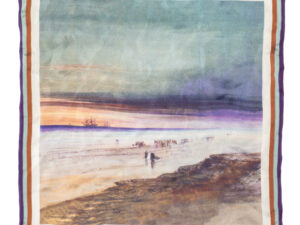 Elegante fazzoletto da taschino in seta orlata a mano nei toni del blu e viola raffigurante una scena di spiaggia dell'artista James Hamilton "Beach Scene".
