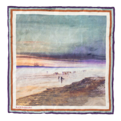 Elegante fazzoletto da taschino in seta orlata a mano nei toni del blu e viola raffigurante una scena di spiaggia dell'artista James Hamilton "Beach Scene".