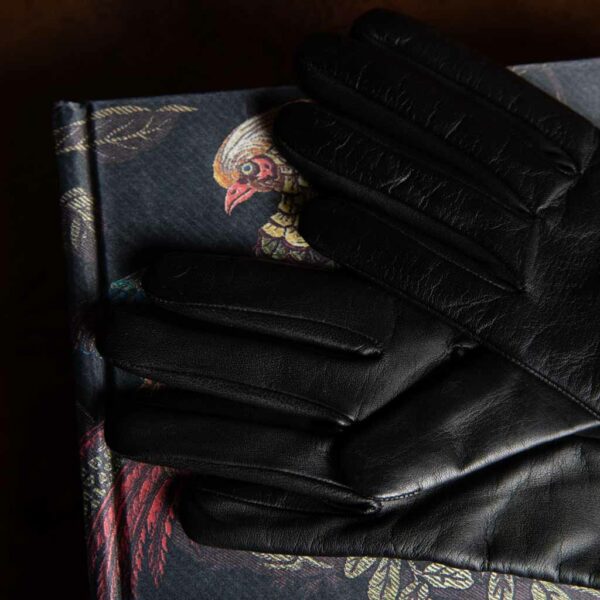 Eleganti guanti da donna in pelle nappa di agnello nero e dorso con tre cuciture foderati con una maglia in puro cashmere Made in Italy