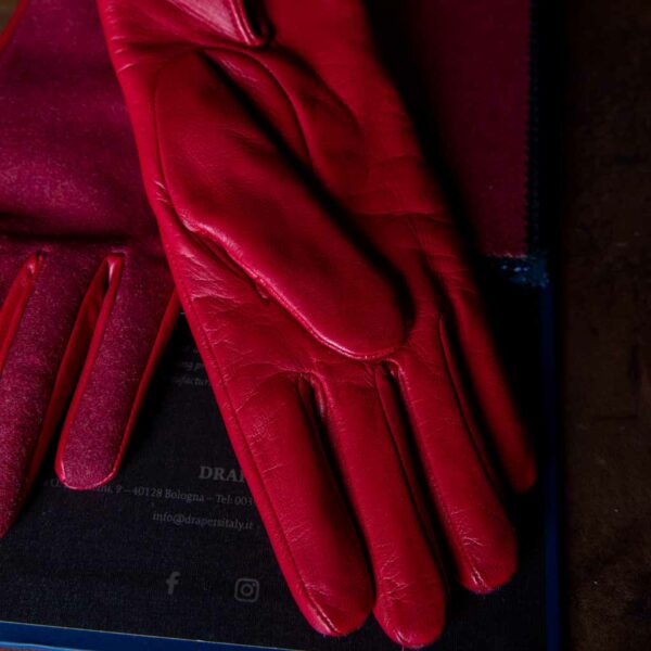 Eleganti guanti da donna in pelle di agnello rosso e dorso in flanella rosso acceso Vitale Barberis Canonico foderati in puro cashmere