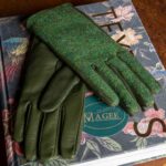 Eleganti guanti da donna in pelle di agnello e dorso in Donegal tweed irlandese Magee verde bottonato blu, magenta, rosso, viola foderati in puro cashmere