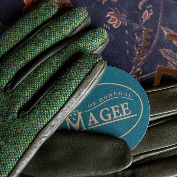 Eleganti guanti da donna in pelle di agnello e dorso in Donegal tweed irlandese Magee verde bottonato blu, magenta, rosso, viola foderati in puro cashmere