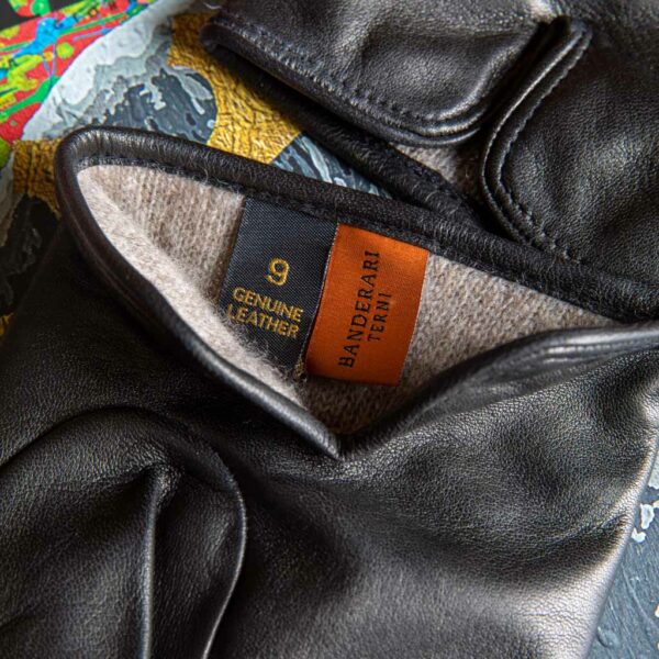 Eleganti guanti da uomo in pelle nappa di agnello nero e dorso con tre cuciture foderati con una maglia in puro cashmere Made in Italy