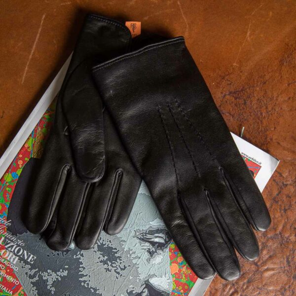 Eleganti guanti da uomo in pelle nappa di agnello nero e dorso con tre cuciture foderati con una maglia in puro cashmere Made in Italy