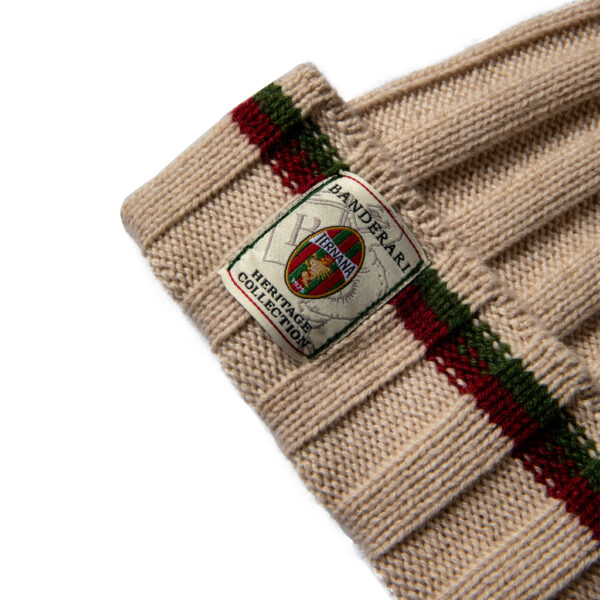 Cappello Ternana in puro Cashmere Cariaggi beige impreziosito da due strisce orizzontali rosso e verdi. Caldo berretto in cashmere delle Fere.