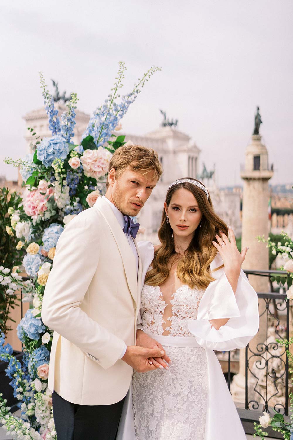 Abito da sposo giacca bianca di lusso matrimonio a Roma vista Fori Imperiali NH Hotel con papillon da cerimonia