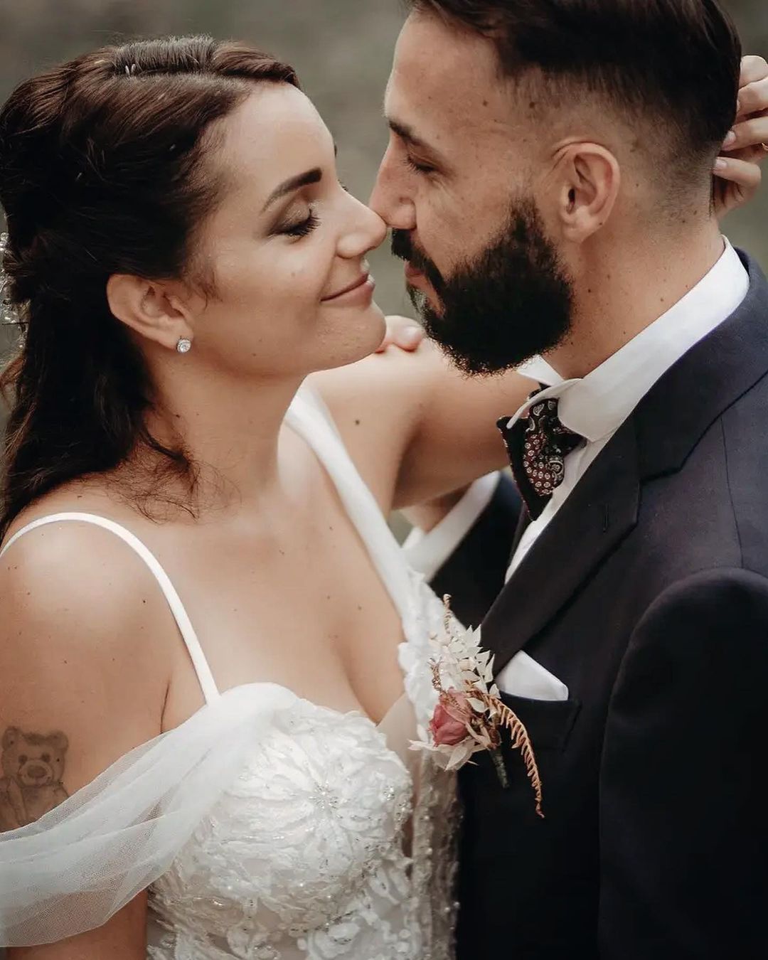 Abito da sposo su misura blu scuro con papillon rosso bordeaux matrimonio celebrato a Roma chiesa Santa Francesca Romana. Matrimonio elegante in Italia