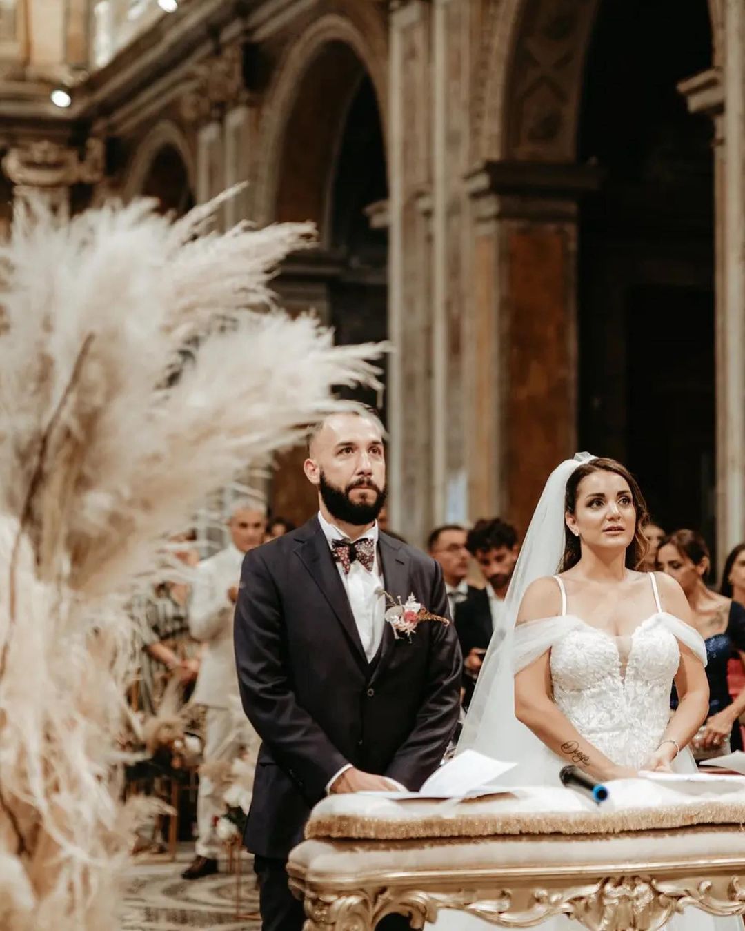 Abito da sposo su misura blu scuro tessuto Loro Piana con papillon rosso bordeaux matrimonio celebrato a Roma chiesa Santa Francesca Romana. Matrimonio elegante in Italia