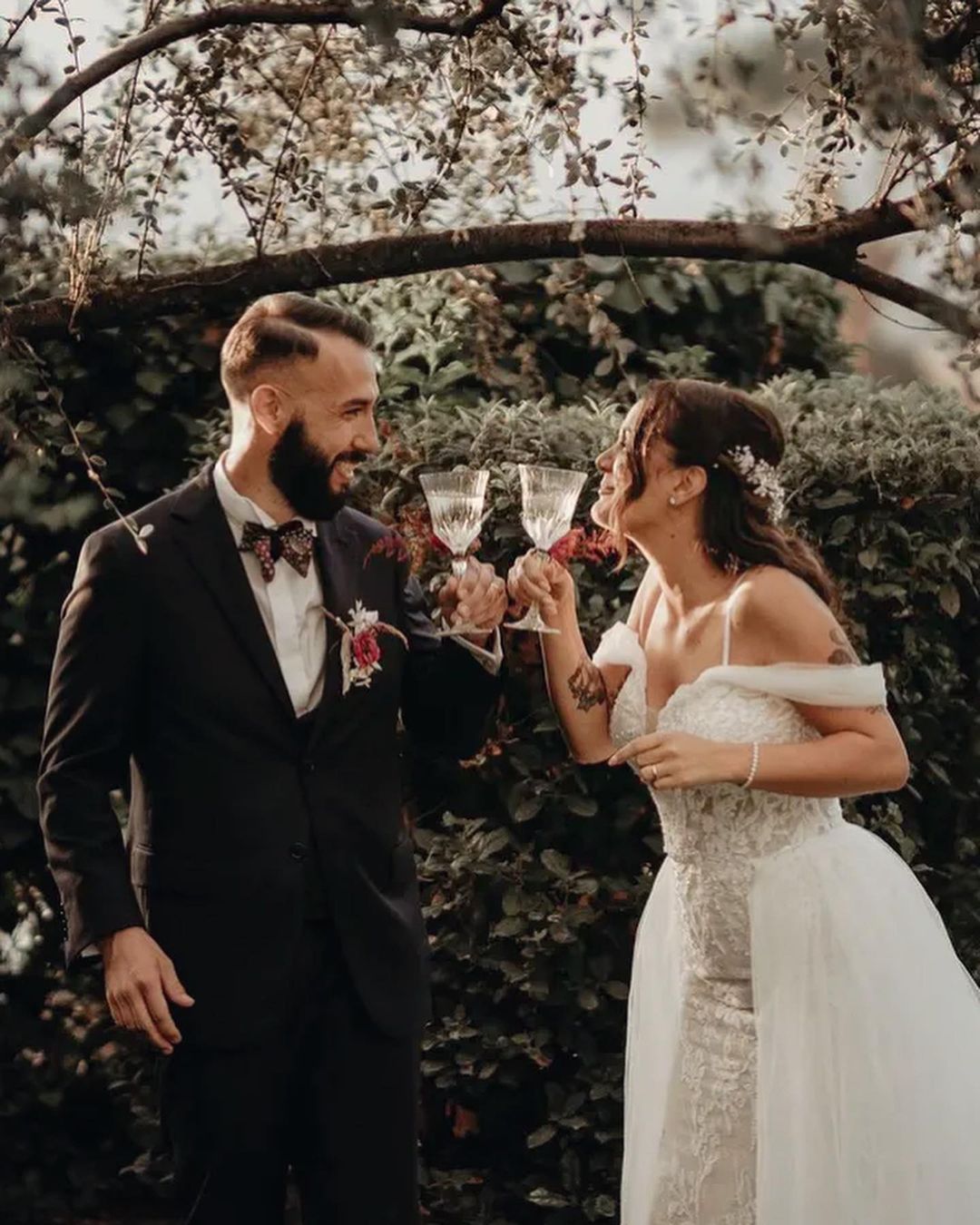 Abito da sposo su misura blu scuro tessuto Loro Piana con papillon rosso bordeaux matrimonio celebrato a Roma chiesa Santa Francesca Romana. Matrimonio elegante in Italia