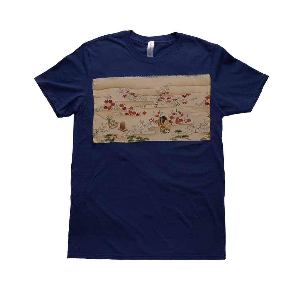 Kodawaru è una maglia t-shirt girocollo in cotone organico blu impreziosita da una scena giapponese ricavata da un pannello di un kimono degli anni ’60