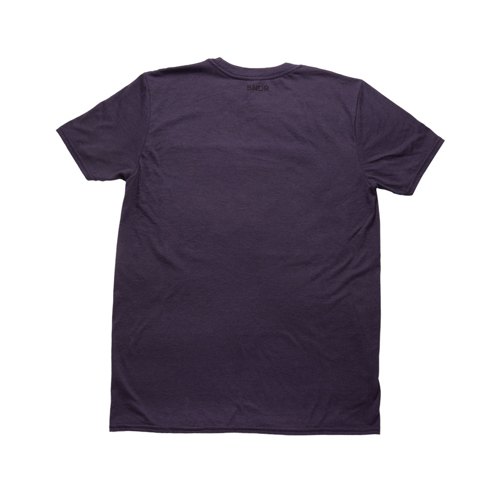 Komeroshi è una maglia t-shirt girocollo in cotone organico viola impreziosita da una scena giapponese ricavata da un pannello di un kimono degli anni ’60