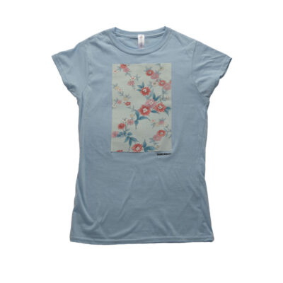 Yugen è una maglia t-shirt girocollo in cotone organico azzurra impreziosita da un pannello con fiori ricavata da un kimono degli anni ’60