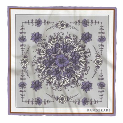 Elegante fazzoletto da taschino in seta orlata a mano dalla fantasia floreale grigio e viola. Pochette da giacca colorata e versatile.