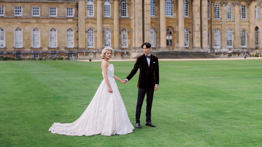 n momento eterno, una promessa di amore che si riflette nell'eleganza senza tempo. La nostra foto cattura l'essenza di uno sposo e della sua sposa, entrambi avvolti in abiti da cerimonia su misura, testimonianza di uno stile unico e raffinato. La scelta dell'abito da sposo è tanto importante quanto quella dell'abito da sposa, e spesso ancor più complessa data la limitata varietà di modelli da uomo disponibili. Ecco perché ti presentiamo l'esperienza unica di Cerimonia Banderari Su Misura. Nella foto, lo sposo indossa un impeccabile abito sartoriale, realizzato su misura per seguire ogni sua linea con precisione. Il nostro servizio cerimonia su misura offre un'accompagnamento personalizzato fino all'altare, seguendo passo dopo passo la creazione di un completo che sarà la fotografia vivente di uno dei giorni più importanti della tua vita. I nostri abiti sposo su misura utilizzano tessuti pregiati come Loro Piana, Scabal, Piacenza 1733, Fox Brothers, Standeven, Cerruti. Ogni dettaglio è curato con la massima attenzione per garantire uno stile esclusivo e un comfort impareggiabile. Siamo orgogliosi di offrire il nostro servizio anche agli stranieri che scelgono l'Umbria e la Toscana come cornice per il loro matrimonio. Confezioniamo abiti da cerimonia su misura che superano ogni aspettativa, adattandosi alle preferenze individuali e celebrando l'amore in ogni cucitura. Scegli l'unicità dell'abito sposo su misura di Cerimonia Banderari per rendere il tuo giorno speciale ancora più indimenticabile.