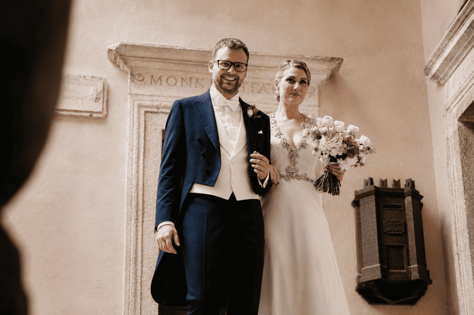 Sposi su una scalinata storica durante un destination wedding in Umbria.