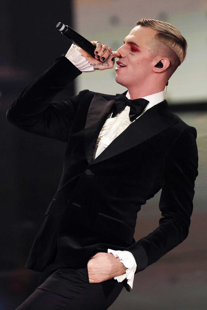 Achille Lauro in abito da sera con papillon