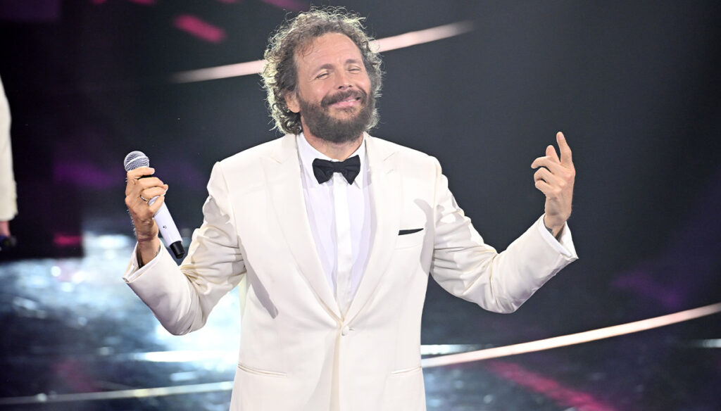 Lorenzo Cherubini, Jovanotti, in smoking bianco con papillon