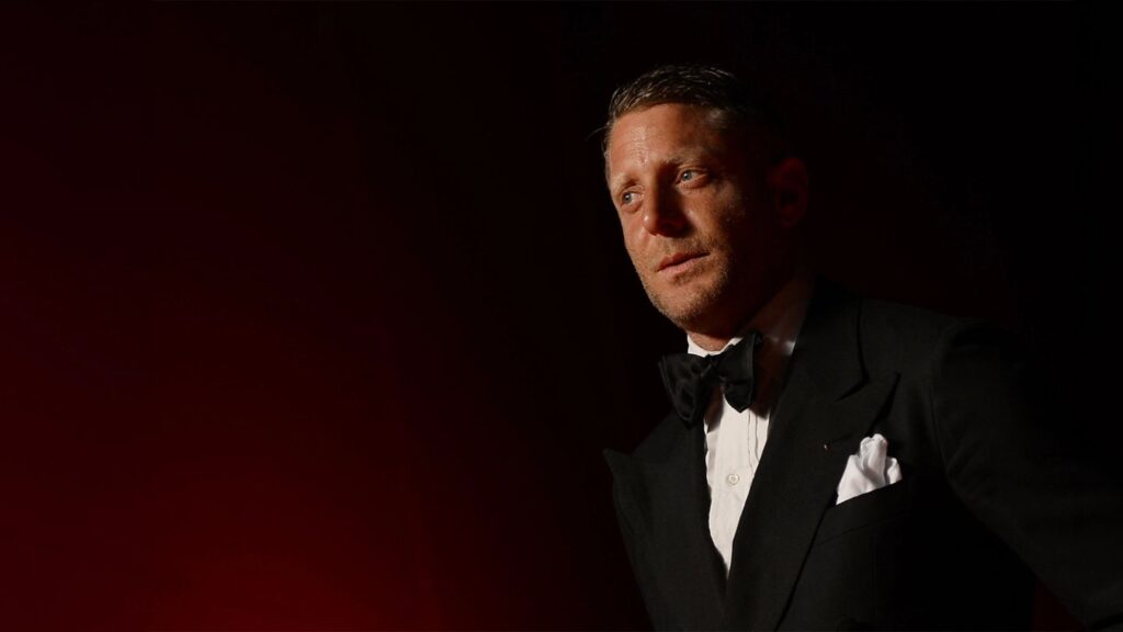 Lapo Elkann in smoking nero con papillon