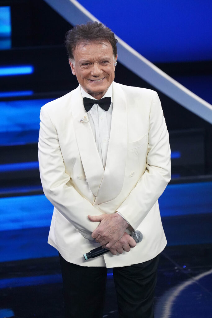 Massimo Ranieri in abito da sera con papillon a Sanremo