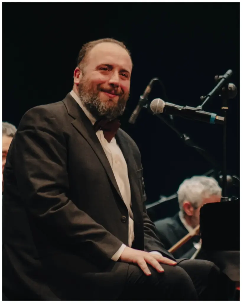 Raphael Gualazzi al pianoforte in abito scuro e papillon, Teatro Vittorio Emanuele
