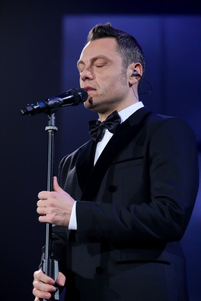 Tiziano Ferro in abito elegante con papillon